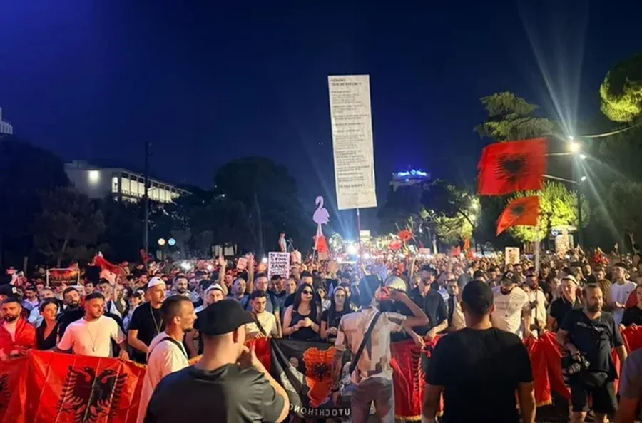 “Edi Rama na dil përballë”/ Nis marshimi i protestuesve në rrugët e Tiranës!