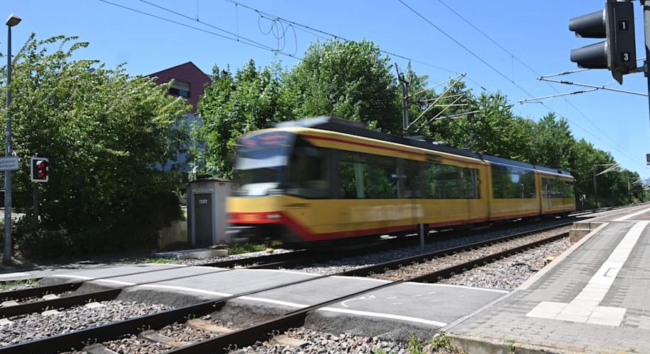 Tragjedi në Gjermani: Kaloi në semafor të kuq, nëna shpëton vajzën e vogël, por vetë goditet për vdekje nga treni