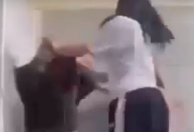 Video brutale: Policia kap 3 adoleshente në Kumanovë! Viktima 14 vjeçe denoncon rastin pas postimit në rrjet