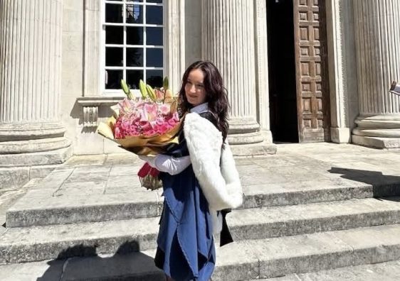 Elena Daçi diplomon në Cambridge, prezanton “Lahutën e Malësisë”