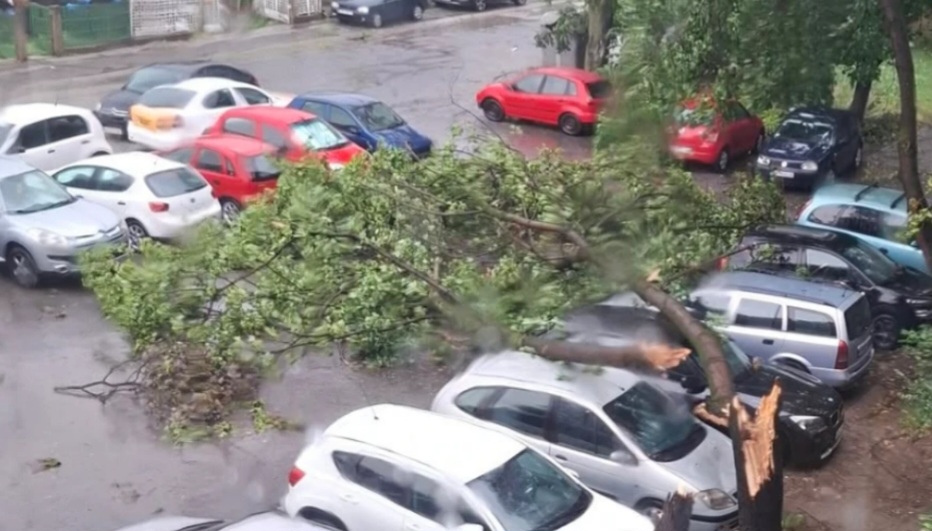 MPB me detaje pas stuhisë: Janë dëmtuar 117 automjete, objekte të ministrive, si dhe 10 persona janë lënduar