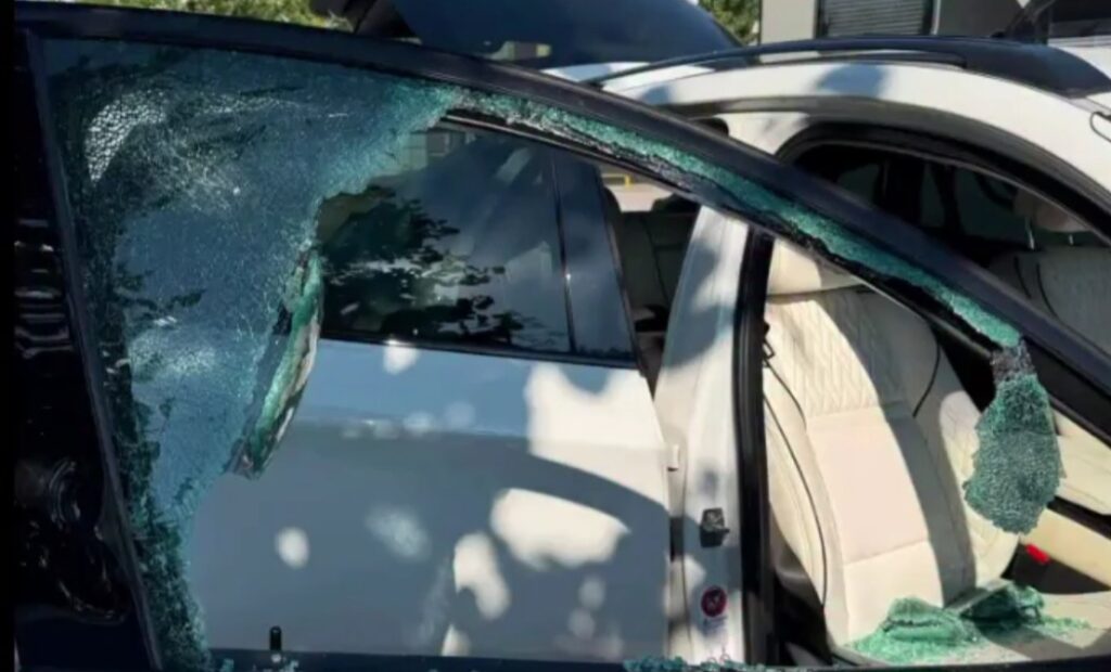 Turistët nga Maqedonia mbetën pa dokumente në Greqi: Vjedhje nga automjeti ndërsa ishin në drekë
