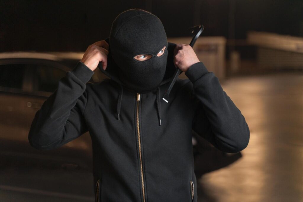 Duke u arratisur, i ra një letër me emrin dhe numrin e telefonit – arrestohet hajduti