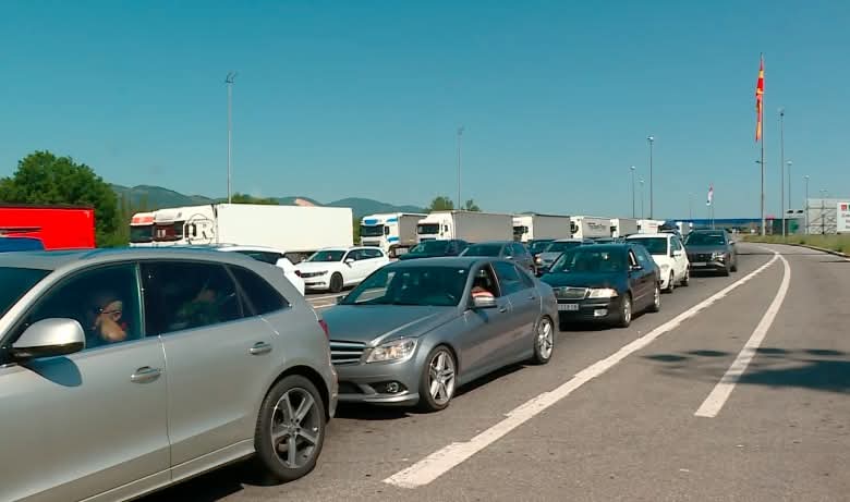 Fundjava e zgjatur shkakton kolona në pikat kufitare! Kolona edhe në pikat e pagesave rrugore