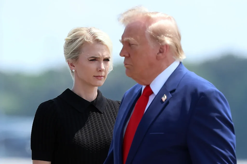 Gruaja që nuk i ndahet Trumpit  kush është Natali Harp   Bjondia  që po përçan Shtëpinë e Bardhë