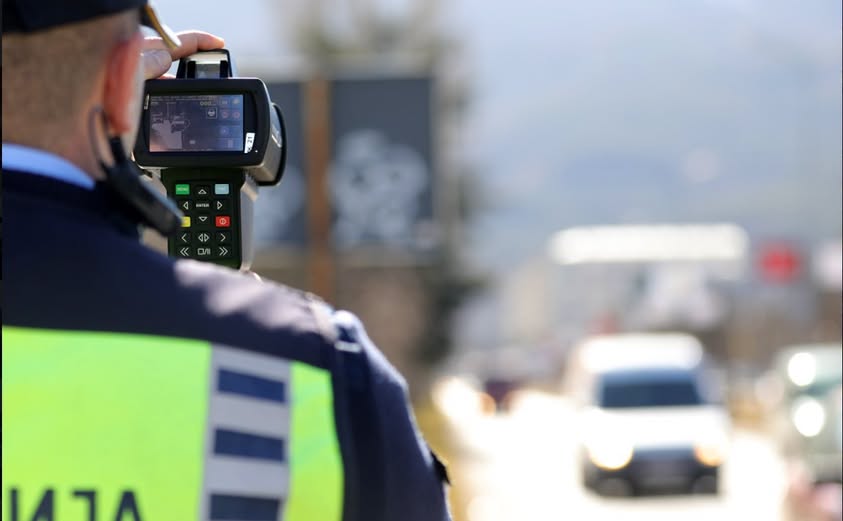 arrestohet-nje-shtetas-i-polonise-voziste-164-km-h-ne-zone-ku-lejohej-80-km-h