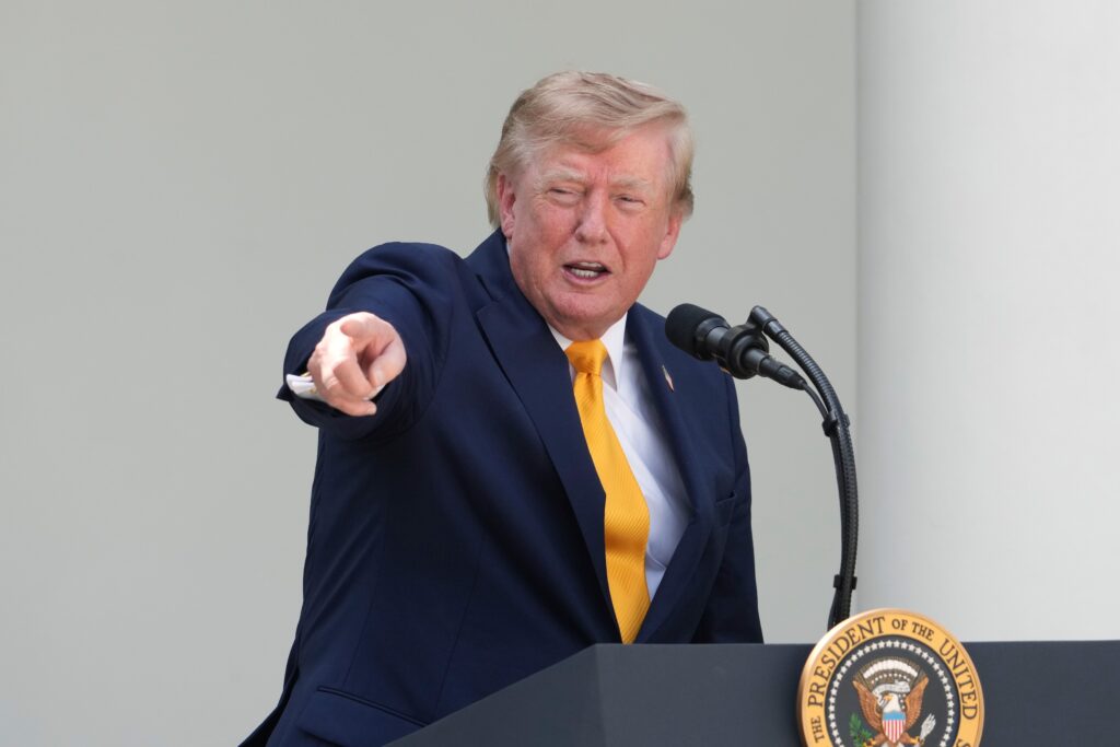 Trump jep urdhër që Liqenit të Ontarios t i bëhet emri Liqeni i Amerikës