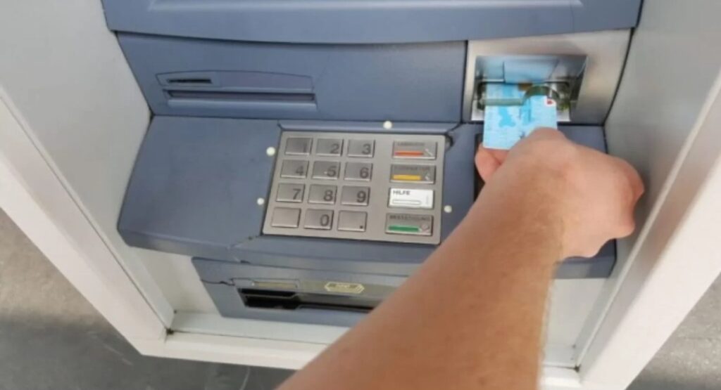 Kërkoi ndihmë për të tërhequr para nga bankomati, 35-vjeçari në Shkup mbetet viktimë e grabitjes