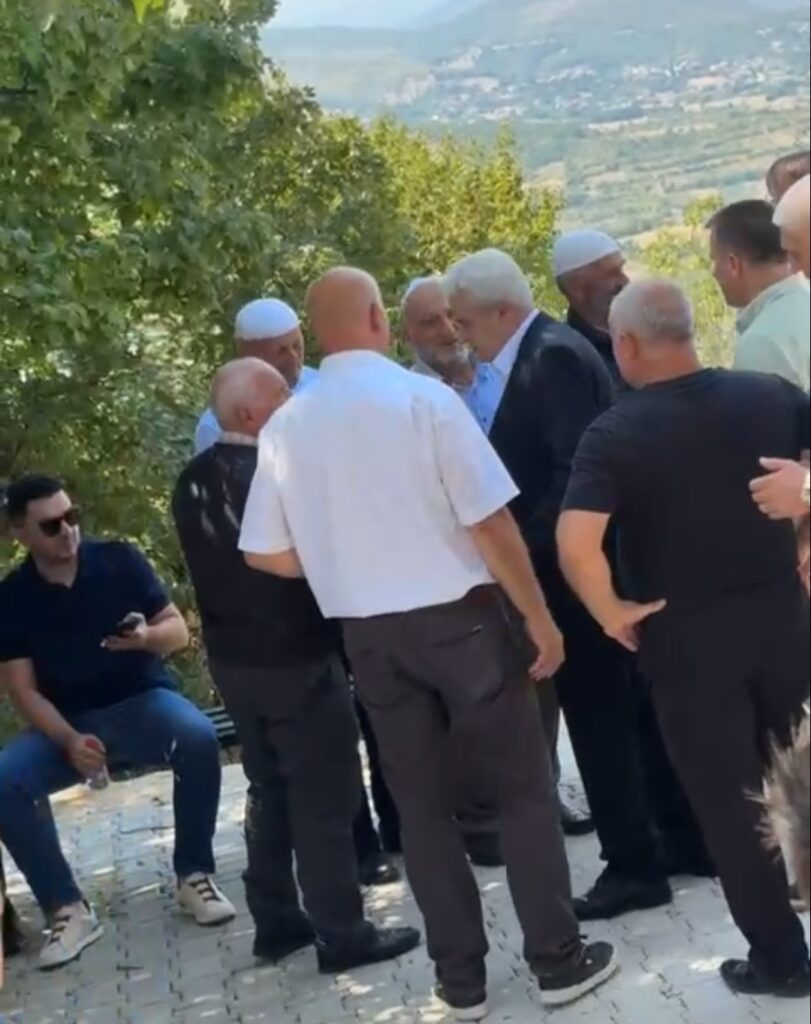 ali-ahmeti-merr-pjese-ne-varrimin-e-babait-te-izet-mexhitit