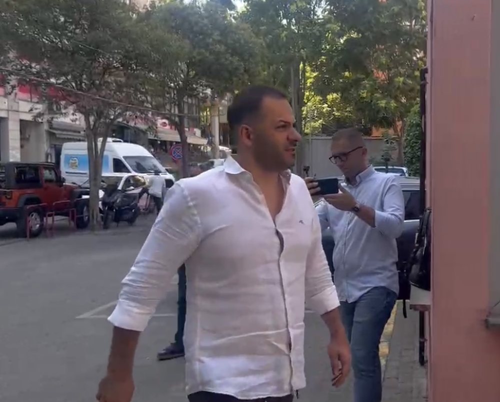 Agasi filmoi drejtoreshat në situata intime me qëllim që t i shantazhonte