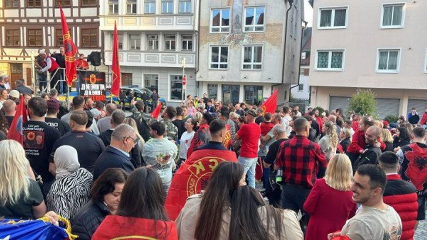 Diaspora në këmbë, shqiptarët në Ulm të Gjermanisë kërkojnë drejtësi për çlirimtarët