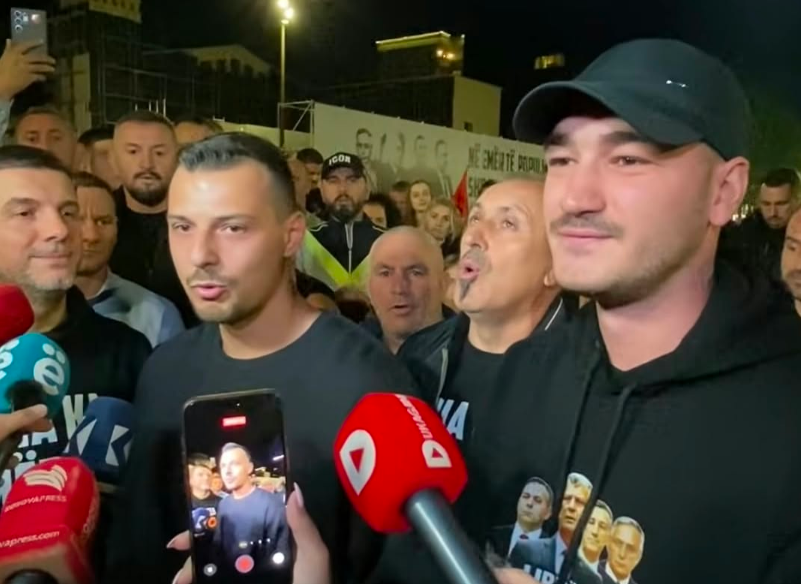 Protestës në Prishtinë për ish krerët e UÇK së i bashkohet edhe Memli Krasniqi  Endrit Thaçi dhe Klestor Veseli