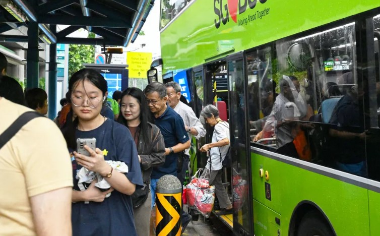 singapori-gjobit-cdo-njeri-per-sjelljet-e-bezdisshme-ne-autobuse