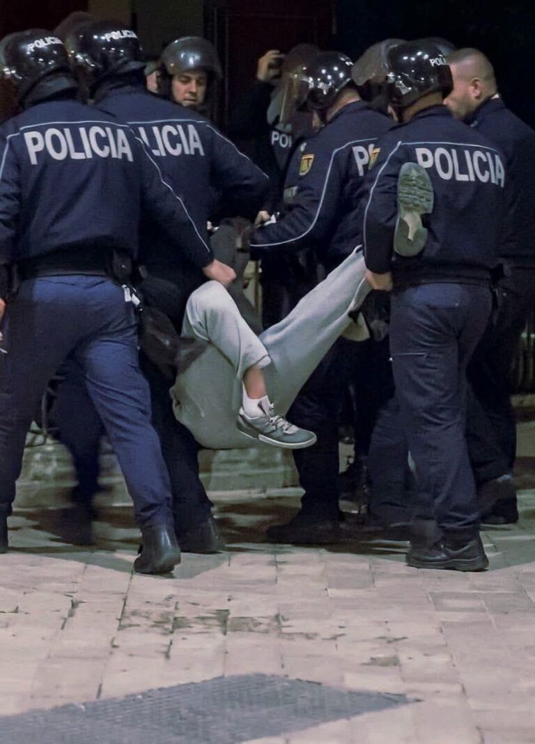 Pamje të rënda: Policia i thyen këmbën dhe e tërheq zvarrë një protestues në Tiranë