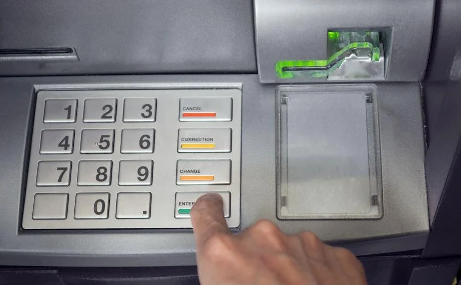 60-vjecarit-i-zhduken-139-474-denare-nga-llogaria-bankare-dyshohet-per-transaksione-te-paautorizuara-ne-internet