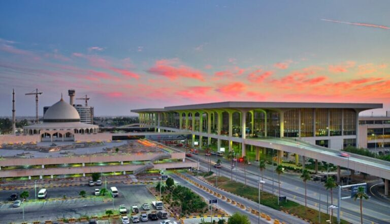 Sulm në aeroportin ndërkombëtar në Arabinë Saudite, një i vrarë dhe tetë të plagosur