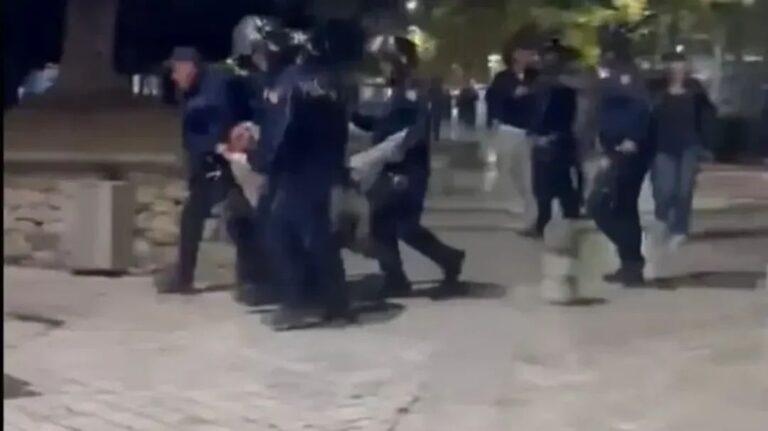 Pezullohen katër policë dhe një nënkomisar në Shqipëri pas videos së protestuesit me këmbë të thyer