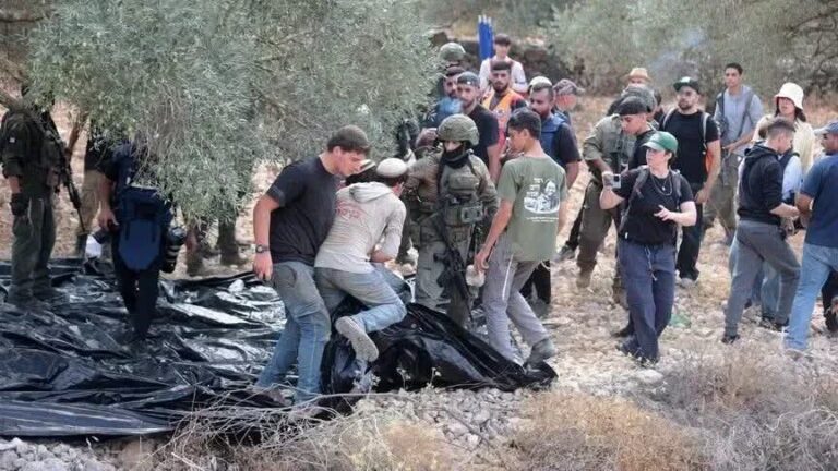 Pushtuesit izraelitë sulmojnë vjelësit e ullinjve në Bregun Perëndimor, u vënë zjarrin 3 automjeteve