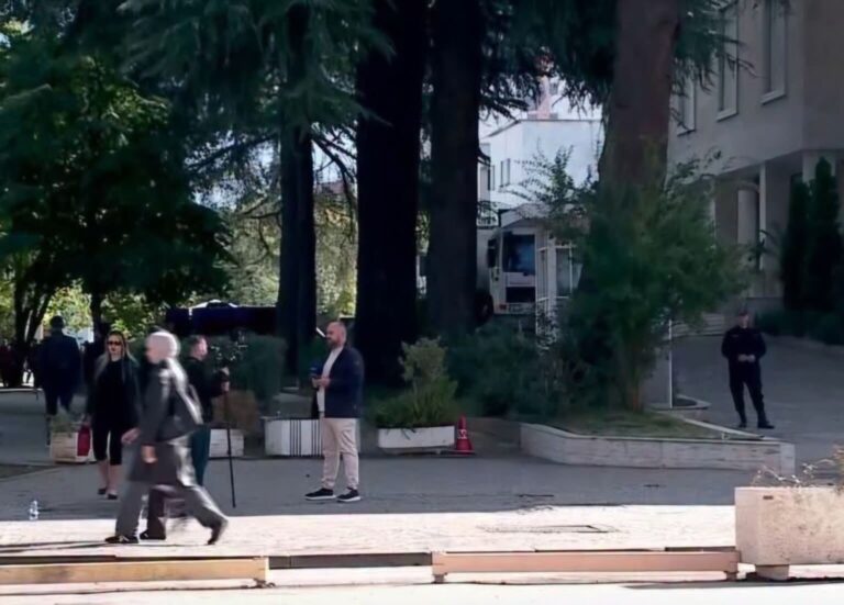 Policia ‘blindon’ Kryeministrinë, godina ruhet nga të katërta anët e saj