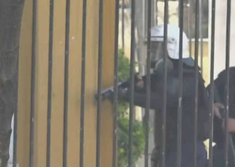 Policia qëllon me plumba gome drejt protestuesve