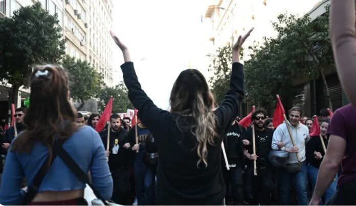 Edhe Greqia “infektohet” nga protestat studentore, të rinj dhe pedagogë e gdhijnë në rrugë, bëhet thirrje për grevë