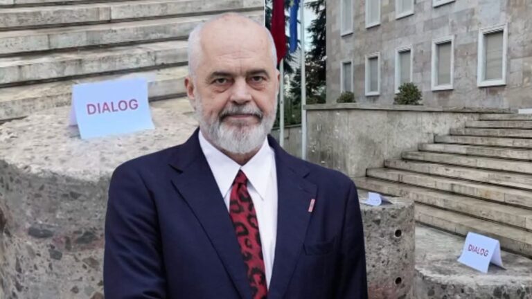 Rama përsërit ftesën për dialog me protestuesit, këtë herë i vendos ftesat mbi stola guri