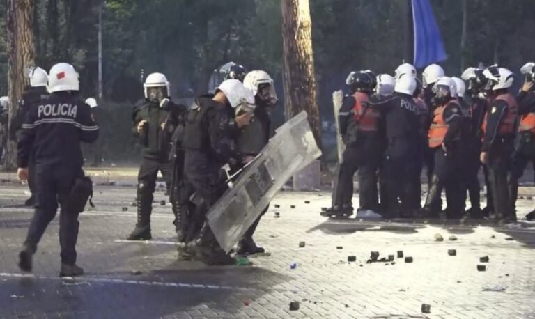 Protestuesit mblidhen te Ministria e Arsimit, thyhen pllakat e trotuarit. Nisin tensionet