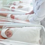 Gjithnjë e më pak foshnje në Maqedoninë e Veriut, lindshmëria bie në 1,35 fëmijë për grua