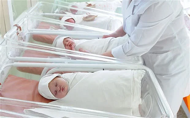Gjithnjë e më pak foshnje në Maqedoninë e Veriut, lindshmëria bie në 1,35 fëmijë për grua