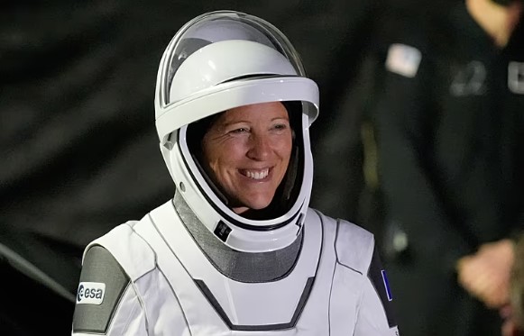 Pas 237 ditësh në hapësirë  astronautja franceze rikthehet në Tokë