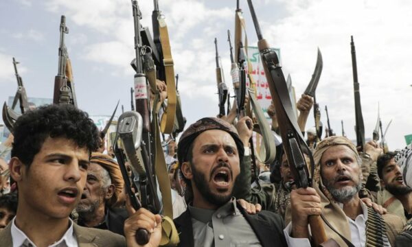 Rebelët Houthi paralajmërojnë: Shmangni hapësirën ajrore të Arabisë Saudite, do të vazhdojmë sulmet