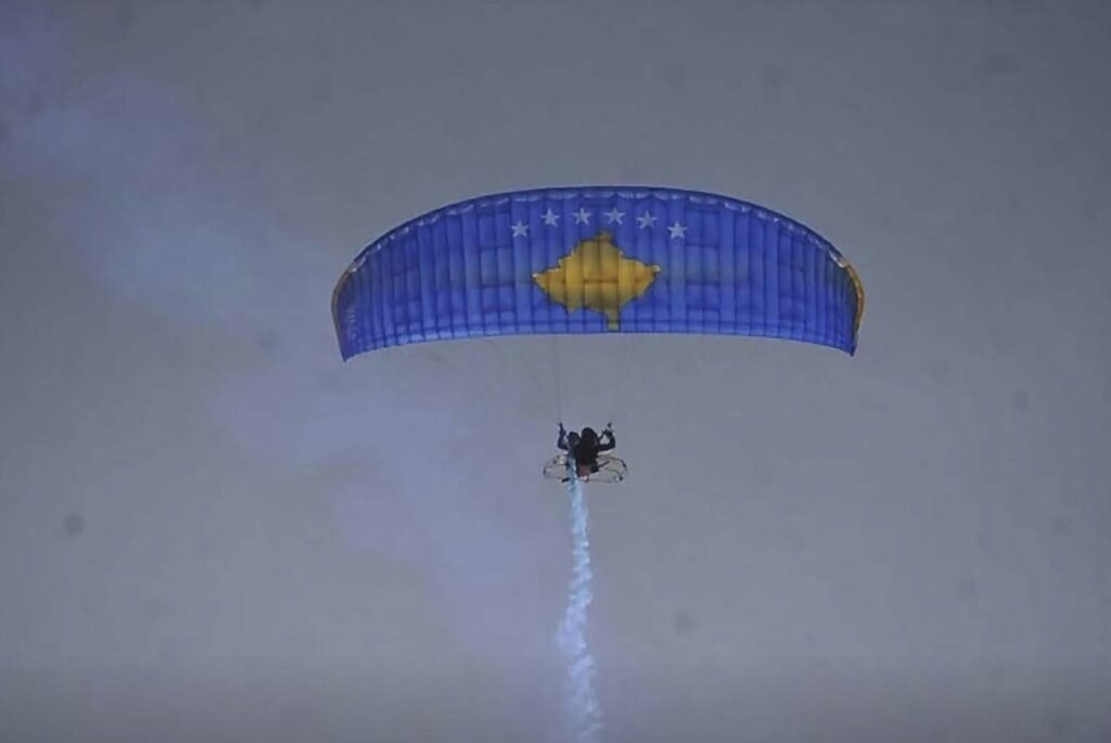 Pilotja kosovare renditet e para në botë në paraglajd