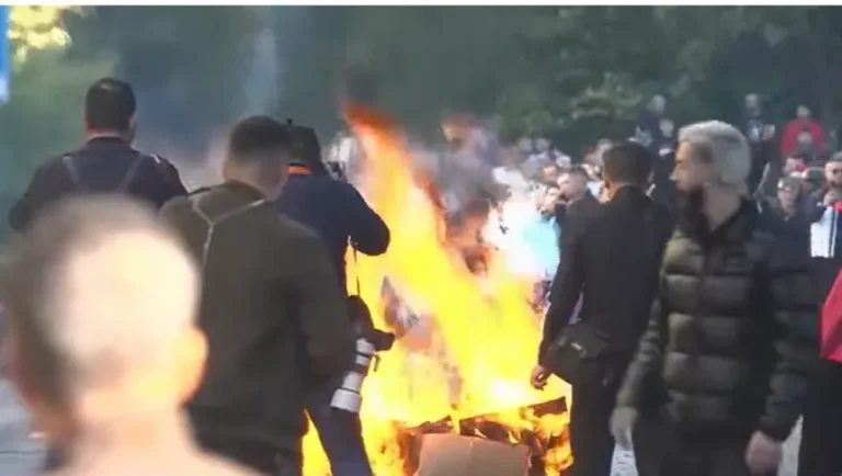 Gaz lotsjellës e zjarr në rrugë, tensione në protestën para Ministrisë së Arsimit në Shqipëri
