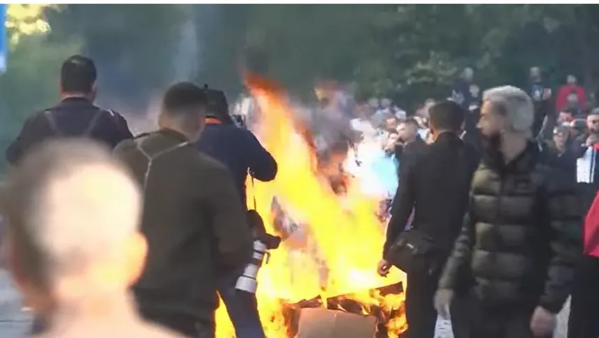 Gaz lotsjellës e zjarr në rrugë, tensione në protestën para Ministrisë së Arsimit në Shqipëri