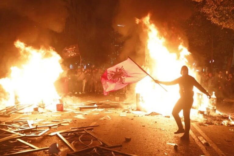 Protesta në Tiranë, 13 të lënduar, mes tyre protestues, policë, gazetarë dhe kalimtarë