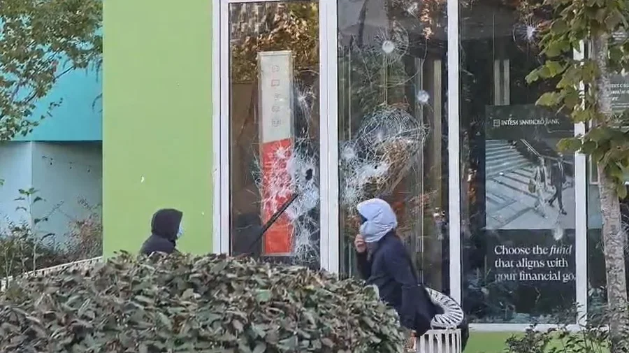 Protestuesit në Tiranë zhvendosen te Piramida, thyejnë xhamat e bizneseve dhe u vënë flakën