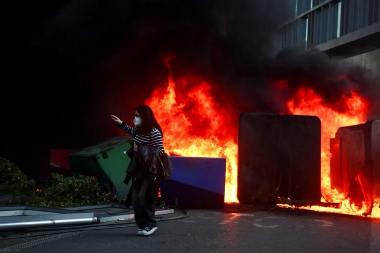 Tirana në flakë për të dytën ditë, protestuesit sulmojnë Ministrinë e Arsimit dhe Kryeministrinë, policia përgjigjet me ujë dhe gaz lotsjellës