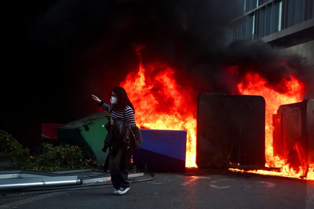 Tirana në flakë për të dytën ditë, protestuesit sulmojnë Ministrinë e Arsimit dhe Kryeministrinë, policia përgjigjet me ujë dhe gaz lotsjellës