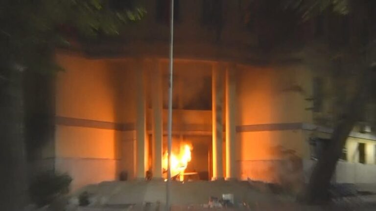 Tirana në kaos! Protestuesit ndezin zjarr te Ministria e Ekonomisë dhe Inovacionit