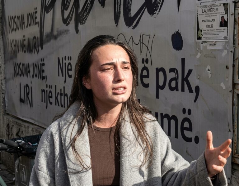 “Nëse më arrestojnë, s’ka kush të më nxjerr, të gjithë kanë ikur”- Studentja shpërthen në lot