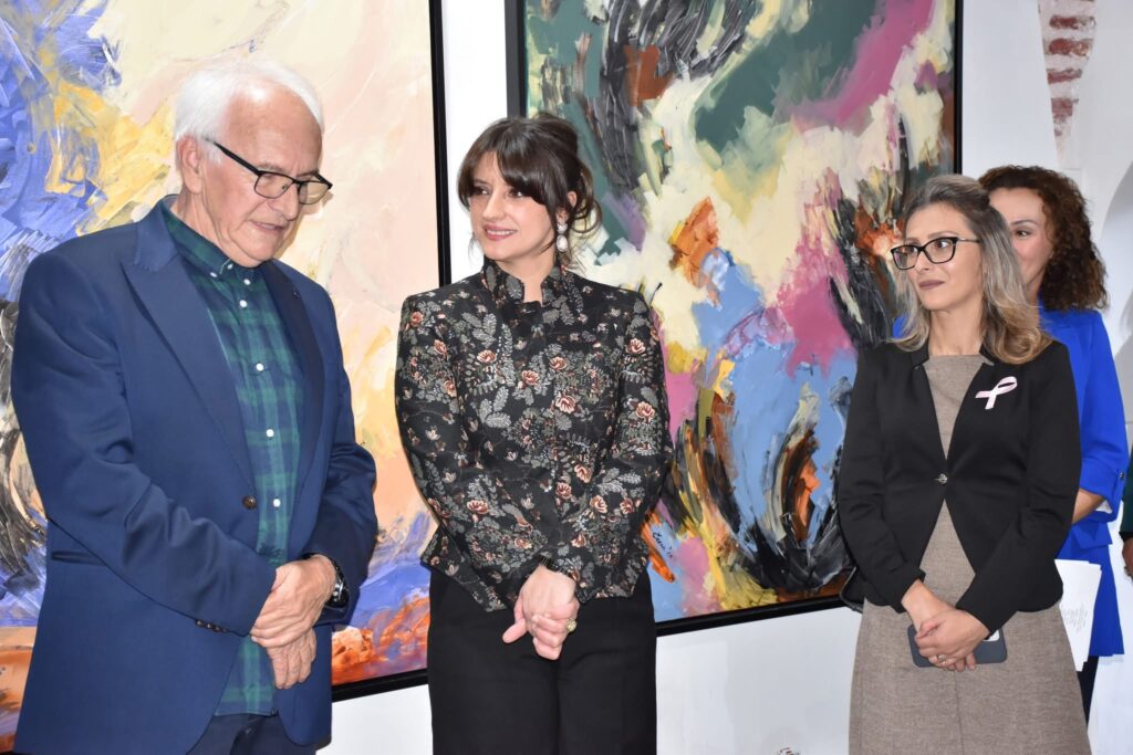 Në Galerinë e Arteve Tetovë u hap ekspozita  Perla kujtimesh  e Enesa Memetit  Meta vlerëson krijimtarinë e artistes
