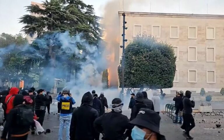 “Ata kanë vila, ne mendojmë çfarë do hamë”/ Studenti në protestë: Me 500 mijë lekë rrogë nuk përballojmë as qiranë!