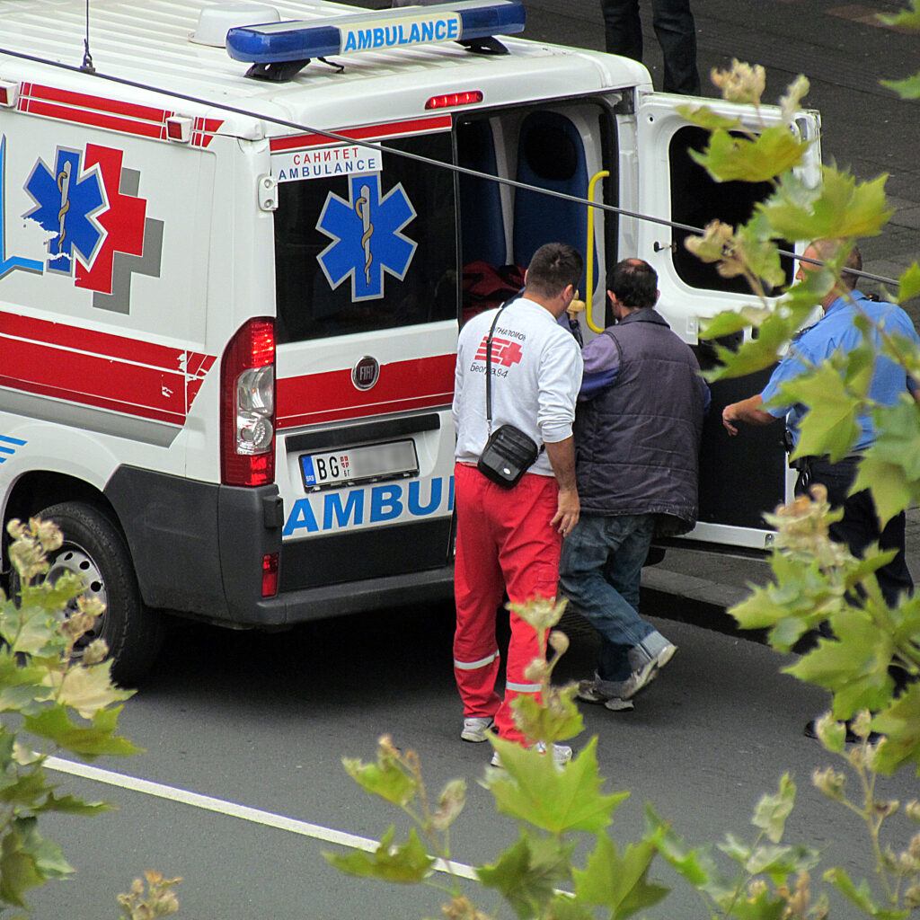 12-vjeçari humb ndjenjat gjatë një loje të rrezikshme në zhveshtoren e shkollës