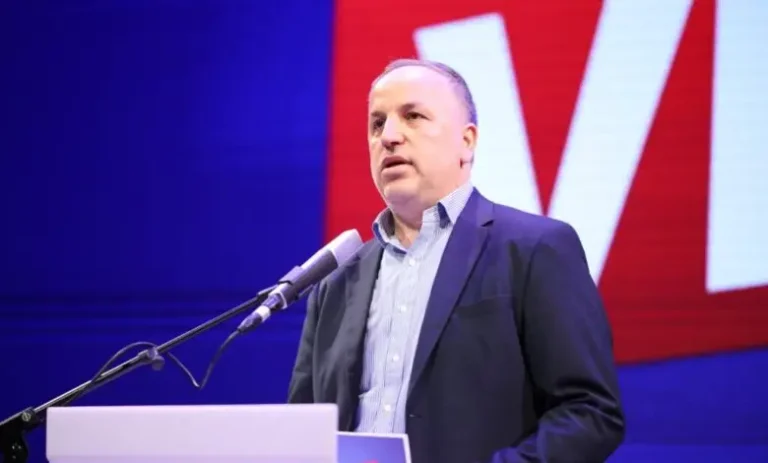 Adnan Azizi – Ali Ahmetit: Në xhami thua se nuk shkon me kamera, po në kishë me Vuçiqin a ishe me kamera?!