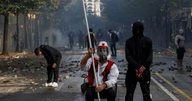 REL: Nga studentët te pensionistët, çfarë i bashkon protestuesit në Tiranë?