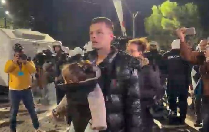 “Boll vazhdoi kjo luftë!”/ Qytetari del në protestë me foshnjën në krahë