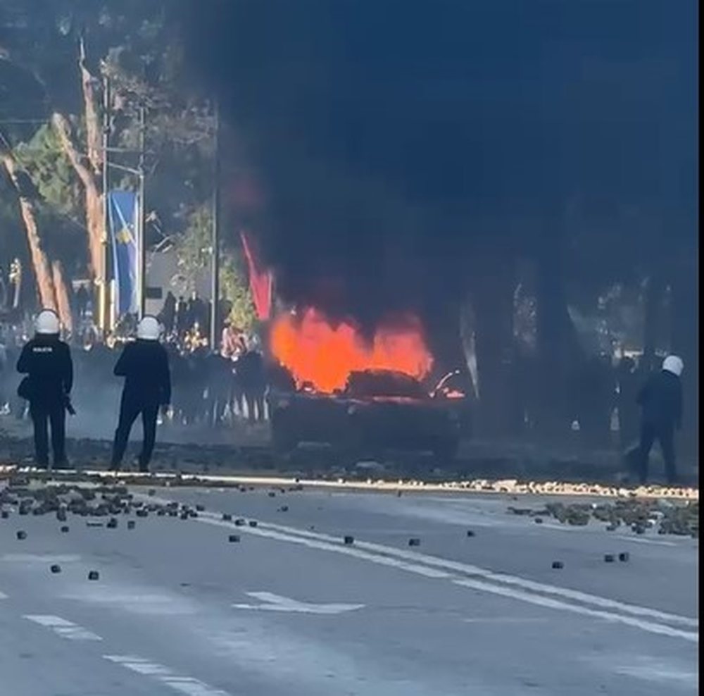 Përshkallëzohet dhuna në bulevard, molotov ndaj autoblindës së policisë, protestuesit i vënë flakën një makine