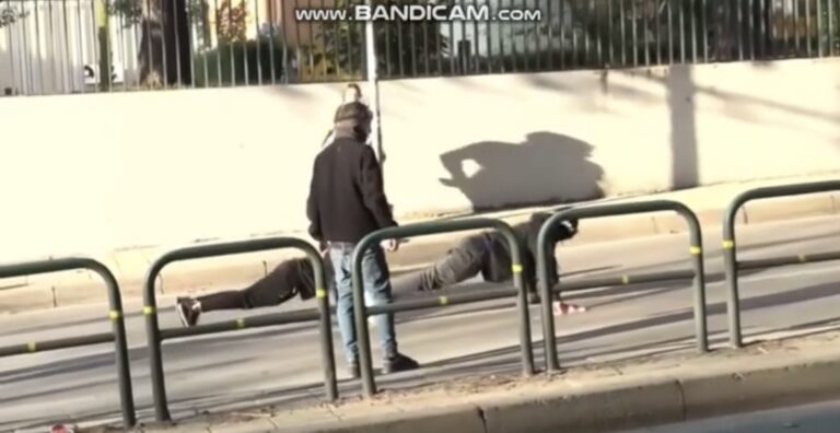 Protestuesit tallen me policinë, bëjnë pompa në mes të rrugës (Video)