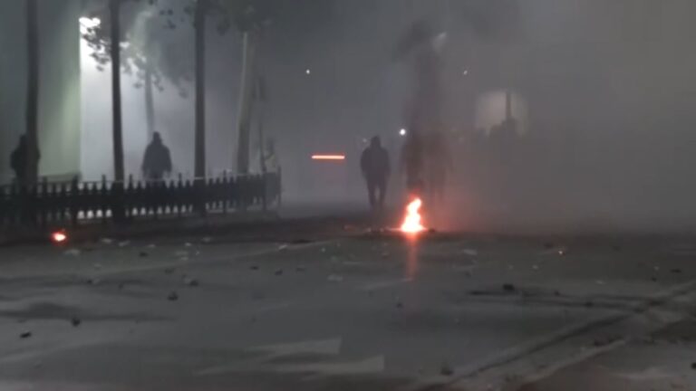 Protesta zhvendoset pranë Parlamentit, protestuesit hedhin molotovë drejt policisë