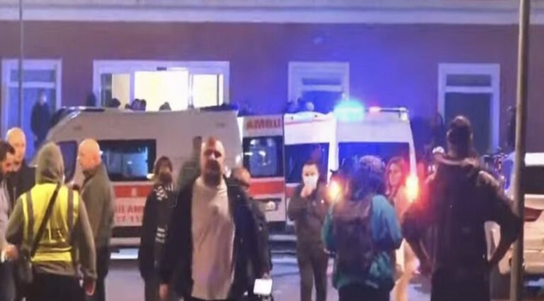 Situatë kaotike në PD, policia hyn në seli dhe hedh gaz lotsjellës pasi dyshonte se ishin fshehur protestues vandalë